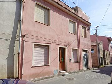 Guspini centro. indipendente + cortile e box auto