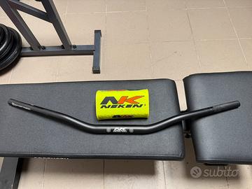 Manubrio Neken nero 28mm con paracolpi