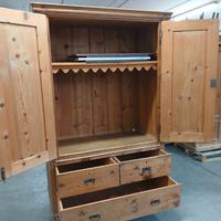 Armadio con cassetti legno vecchio