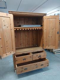Armadio con cassetti legno vecchio