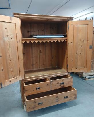 Armadio con cassetti legno vecchio