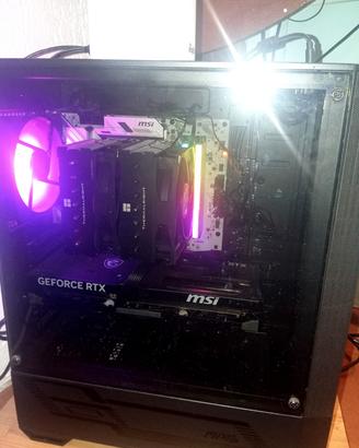 PC fisso da gaming con tastiera mouse e monitor