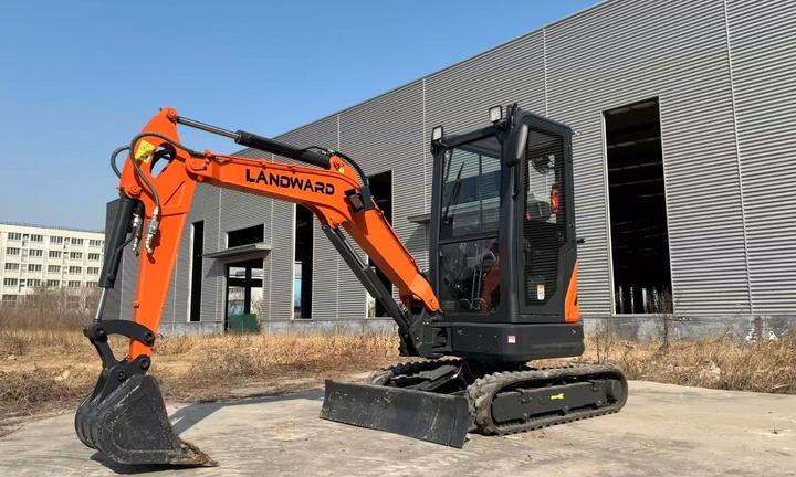 Mini escavatore da 25 quintali - 2025