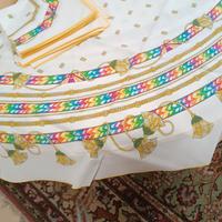 tovaglia rotonda con tovaglioli 