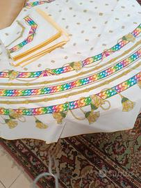 tovaglia rotonda con tovaglioli 