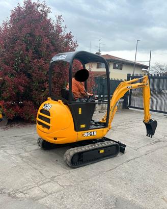 E227 - Escavatore 18 q JCB 8018