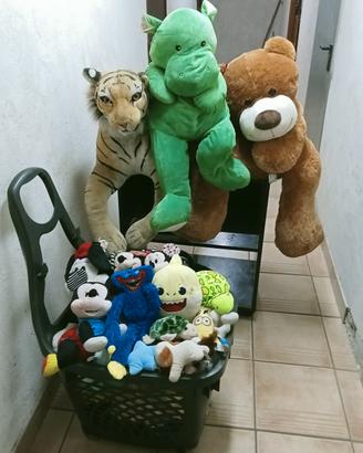 personaggi. di. peluche