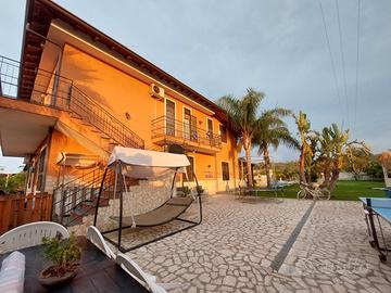 Grande villa con piscina