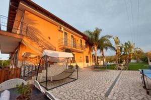 Grande villa con piscina