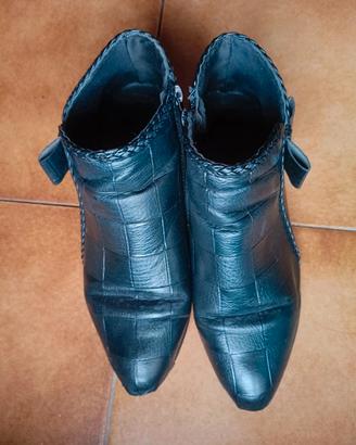 eleganti stivaletti con fiocchetto