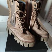 Stivali marroni scamosciati con zeppa. 38. Nuovi.