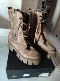 Stivali marroni scamosciati con zeppa. 38. Nuovi.