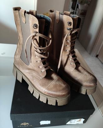 Stivali marroni scamosciati con zeppa. 38. Nuovi.