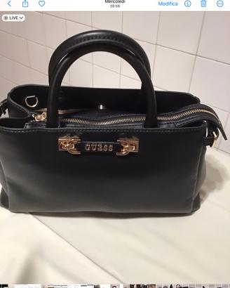 BORSA NERA CON TRACOLLA MARCA GUESS