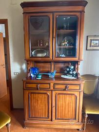 Credenza in legno massello con ante e cassetti