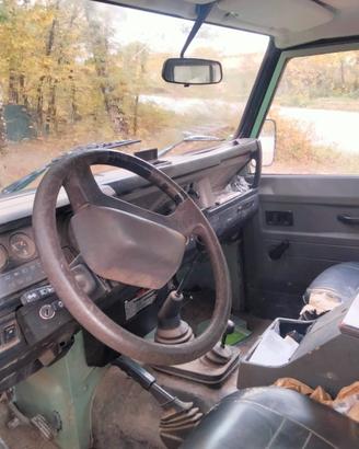 Land Rover Defender 