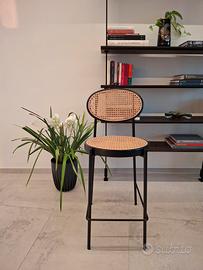 N.2 sgabelli  in metallo nero e rattan beige