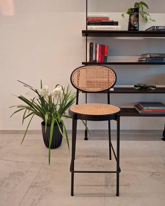 N.2 sgabelli  in metallo nero e rattan beige