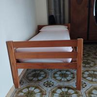 letto singolo in legno 