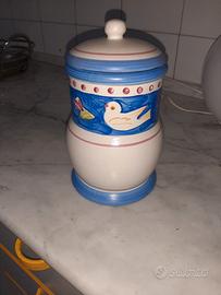 Barattolo e teiere in porcellana