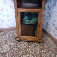 Mobiletto con vetrina e ruote