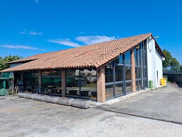 Capannone ad uso commerciale