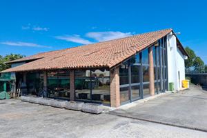 Capannone ad uso commerciale