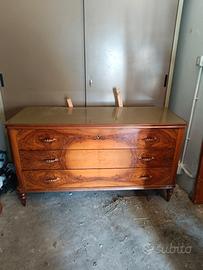 Cassettiera di legno in stile Barocchetto