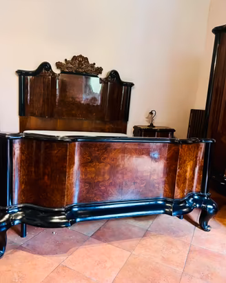 Camera da letto d’epoca  in radice di noce -