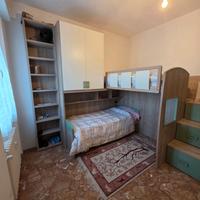 cameretta per bambini con letto a soppalco e a