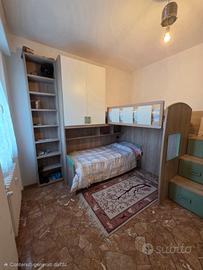 cameretta per bambini con letto a soppalco e a