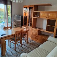 Tavolo, sedie, credenza, vendibili separatamente
