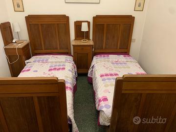 2 letti singoli stile decò semplificato.
