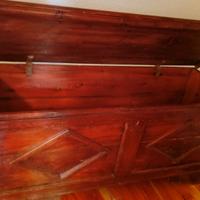 Credenza e cassapanca in legno massiccio.