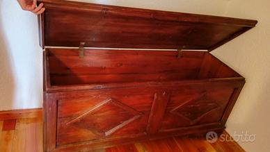 Credenza e cassapanca in legno massiccio.