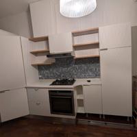 Cucina su due binari (frigo e forno compresi)