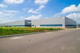 Immobile di 1100 m² con 2 locali a Volla