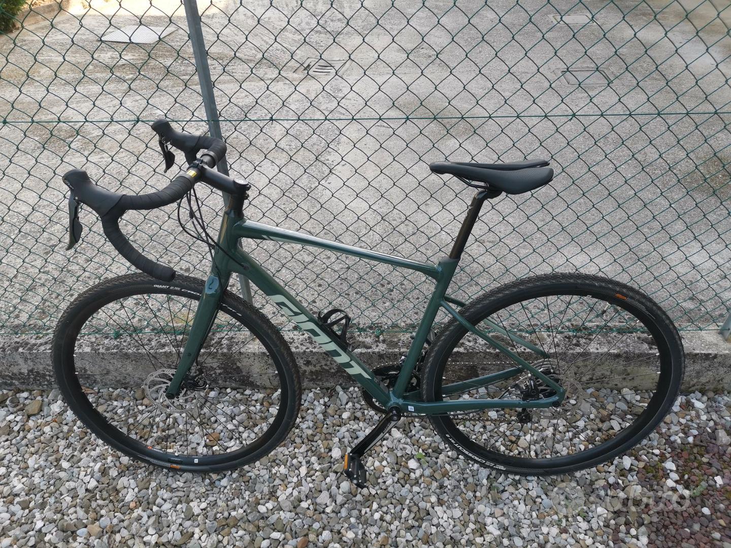 Bicicleta gravel giant online revolt 2