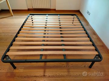 Rete in ferro con doghe in legno.