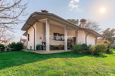 GORLA MAGGIORE - VILLA BIFAMILIARE CON PORTICO E