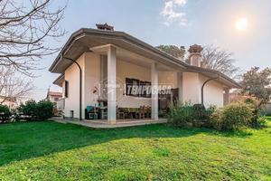 GORLA MAGGIORE - VILLA BIFAMILIARE CON PORTICO E