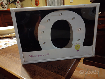 Lettera O luminosa in legno