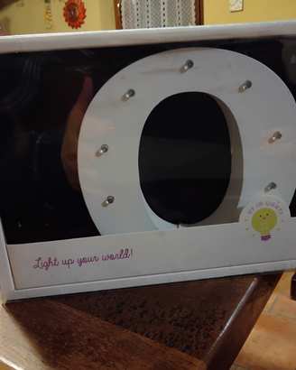 Lettera O luminosa in legno