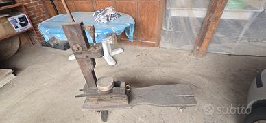tappatrice a leva antica su panca in legno