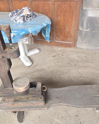 tappatrice a leva antica su panca in legno