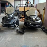 due potenti motoslitte Bombardier