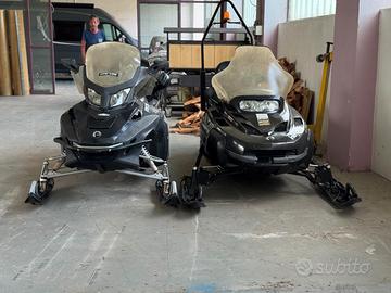 due potenti motoslitte Bombardier