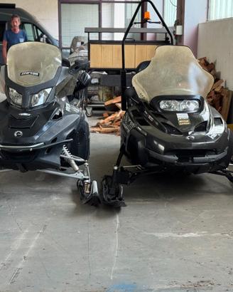 due potenti motoslitte Bombardier