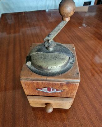 Antico macina caffè in legno