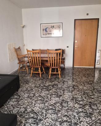 Tavolo in pino massello con sedie e sedie-panca